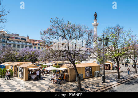 Lisbonne, Portugal - le 19 mai 2017 : marché à la place Rossio dans le centre de Lisbonne avec un monument du roi Pedro IV. Le coeur de la ville de Lisb Banque D'Images