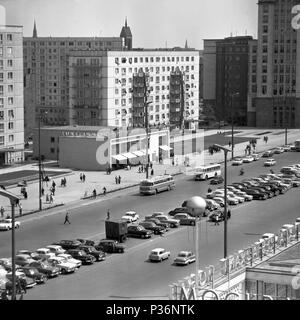 Berlin, RDA, la Karl-Marx-Allee en vue de l'Mocha-Milch-Eisbar Banque D'Images