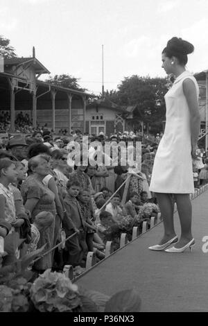 Dresde, RDA, défilé de mode par le VVB Confection Berlin devant les tribunes le jour de la foire Banque D'Images