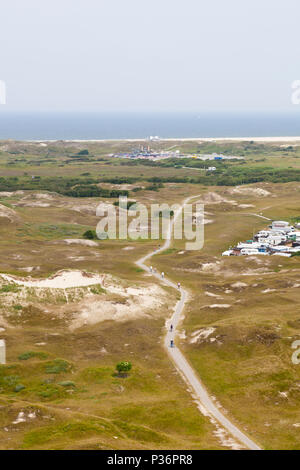 Vue aérienne d'un sentier dans la végétation entre les dunes de Norderney, Allemagne. La plage à l'arrière-plan. Banque D'Images