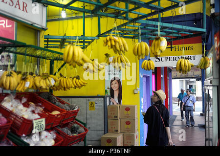 Singapour, République de Singapour, les bananes sont en face de l'épicerie Banque D'Images