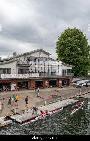 Marlow, Buckinghamshire, Royaume-Uni, le 16 juin 2018, samedi, de la ville de Marlow Regatta & Festival, vue, Marlow Rowing Club, Club-house et d'un hangar à bateaux Banque D'Images