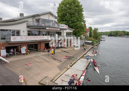 Marlow, Buckinghamshire, Royaume-Uni, le 16 juin 2018, samedi, de la ville de Marlow Regatta & Festival, vue, Marlow Rowing Club, Club-house et d'un hangar à bateaux Banque D'Images