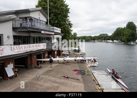 Marlow, Buckinghamshire, Royaume-Uni, le 16 juin 2018, samedi, de la ville de Marlow Regatta & Festival, vue, Marlow Rowing Club, Club-house et d'un hangar à bateaux Banque D'Images