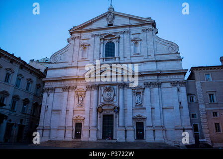 Façade de l'église du Gesù au crépuscule, Rome, Latium, Italie Banque D'Images