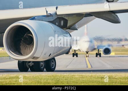 L'air chaud du moteur à réaction contre l'avion roulait sur la piste de l'aéroport. Banque D'Images