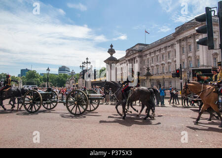 Les rois d'artillerie à cheval de troupes à l'extérieur de Buckingham Palace Banque D'Images