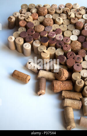 Wine corks composition abstraite isolé sur fond blanc Banque D'Images