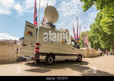 NBC News un van à l'extérieur de Buckingham Palace, la présentation d'une émission d'actualités Banque D'Images