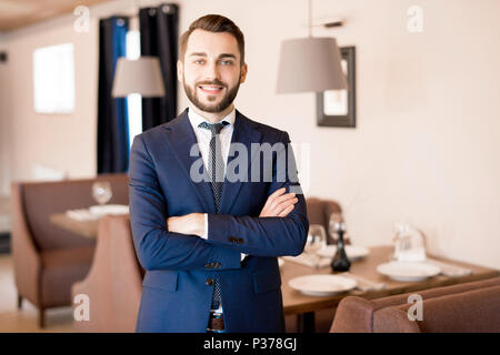 Restaurateur barbu en costume officiel Banque D'Images