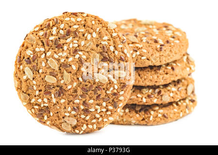 Oatmeal Cookies saupoudré de graines de tournesol, de lin et de graines de sésame. Pâtisseries sain isolé sur fond blanc Banque D'Images