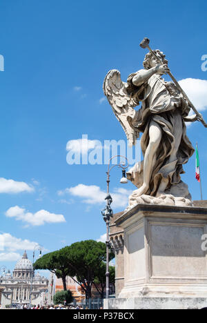 Statue sur le pont Ponte Sant'Angelo, Rome, Latium, Italie Banque D'Images