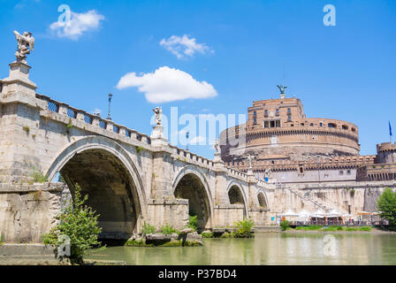 Castel Sant'Angelo et le Ponte Sant Angelo bridge par Tibre, Rome, Latium, Italie Banque D'Images