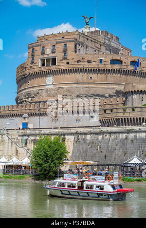 Croisière en bateau touristique sur Tibre avec arrière-plan de Castel Sant'Angelo, Rome, Latium, Italie Banque D'Images