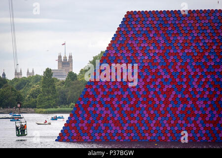 Travaux de préparation de l'avant de l'artiste Christo dévoilant son premier travail extérieur, le Royaume-Uni, un mastaba d'installation de 20m de haut composé de 7 506 tonneaux empilés horizontalement et qui sera de 20m de haut, 30m de large et 40m de long, pour être affiché sur le lac Serpentine jusqu'au 23 septembre 2018. Banque D'Images