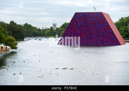 Travaux de préparation de l'avant de l'artiste Christo dévoilant son premier travail extérieur, le Royaume-Uni, un mastaba d'installation de 20m de haut composé de 7 506 tonneaux empilés horizontalement et qui sera de 20m de haut, 30m de large et 40m de long, pour être affiché sur le lac Serpentine jusqu'au 23 septembre 2018. Banque D'Images