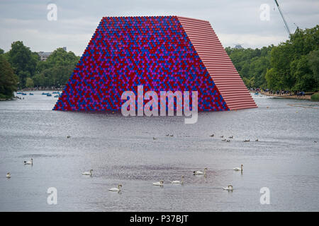 Travaux de préparation de l'avant de l'artiste Christo dévoilant son premier travail extérieur, le Royaume-Uni, un mastaba d'installation de 20m de haut composé de 7 506 tonneaux empilés horizontalement et qui sera de 20m de haut, 30m de large et 40m de long, pour être affiché sur le lac Serpentine jusqu'au 23 septembre 2018. Banque D'Images