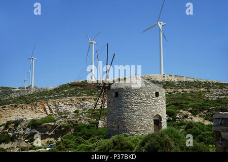 Ancien moulin à vent avec des éoliennes modernes, île de Naxos, Cyclades, Grèce Banque D'Images