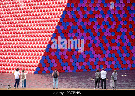 Les gens à la première UK de Christo à l'extérieur, le travail, le mastaba, une installation de 20m de haut composé de 7 506 tonneaux empilés horizontalement et qui sera de 20m de haut, 30m de large et 40m de long, pour être affiché sur le lac Serpentine jusqu'au 23 septembre 2018. Banque D'Images