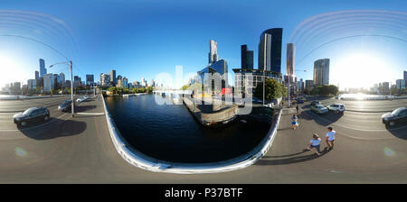 420 x 180 grad Panorama : la rivière Yarra, Skyline, Melbourne, Australie. Banque D'Images