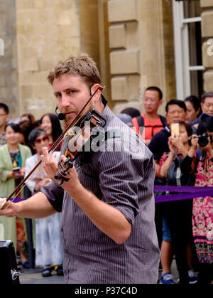 Lawrence, Grafton street un artiste ou musicien ambulant dans l'abbaye de Bath cour intérieure. Somerset Bath England UK Banque D'Images