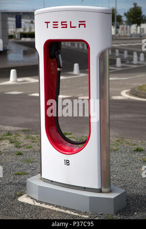 Un surcompresseur Tesla station de recharge à la parking d'Eurotunnel à Calais, France. La station est utilisée pour recharger les véhicules électriques. Banque D'Images