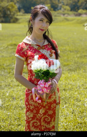 Irene portait robe de mariage pour le tournage avant-mariage, elle a été le choix d'une robe traditionnelle chinoise et une robe de mariée blanche. Pleine de bonheur et Banque D'Images