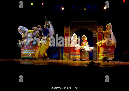 Les interprètes dansent la danse classique à un festival de danse à Shilpakala Academy à Dhaka, la capitale du Bangladesh. Dhaka, Bangladesh. Banque D'Images