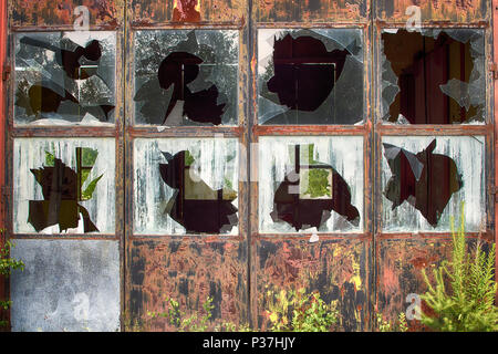 Des fenêtres cassées à old rusty bâtiment industriel. Banque D'Images