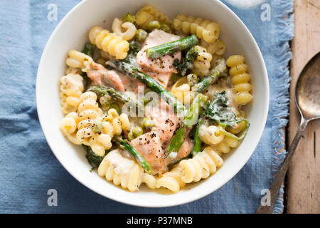 Le saumon, épinards et asperges vertes, pâtes primavera Banque D'Images