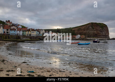 Coucher du soleil sur la plage, dans le village de Staithes, North Yorkshire Angleterre UK Banque D'Images