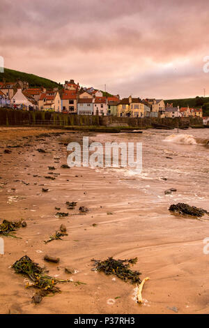 Coucher du soleil sur la plage, dans le village de Staithes, North Yorkshire Angleterre UK Banque D'Images