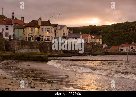 Coucher du soleil sur la plage, dans le village de Staithes, North Yorkshire Angleterre UK Banque D'Images