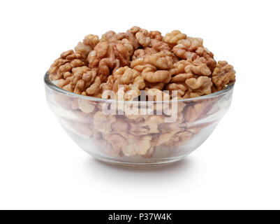 Les noix dans un bol en verre isolé sur fond blanc Banque D'Images
