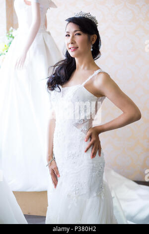 Irene portait robe de mariage pour le tournage avant-mariage, elle a été le choix d'une robe traditionnelle chinoise et une robe de mariée blanche. Pleine de bonheur et Banque D'Images