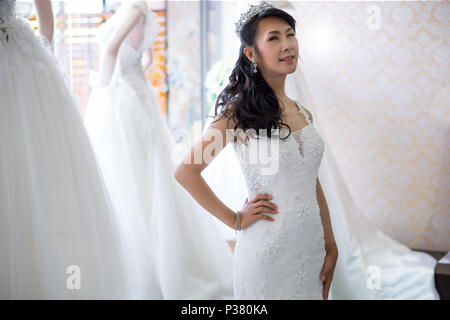 Irene portait robe de mariage pour le tournage avant-mariage, elle a été le choix d'une robe traditionnelle chinoise et une robe de mariée blanche. Pleine de bonheur et Banque D'Images