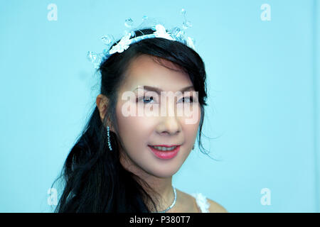 Irene portait robe de mariage pour le tournage avant-mariage, elle a été le choix d'une robe traditionnelle chinoise et une robe de mariée blanche. Pleine de bonheur et Banque D'Images