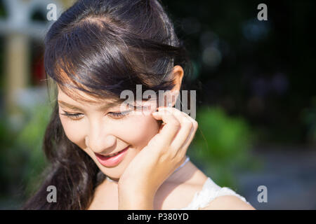 Irene portait robe de mariage pour le tournage avant-mariage, elle a été le choix d'une robe traditionnelle chinoise et une robe de mariée blanche. Pleine de bonheur et Banque D'Images