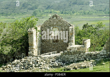 Les ruines anciennes dans le domaine sur l'île croate de Pag Banque D'Images