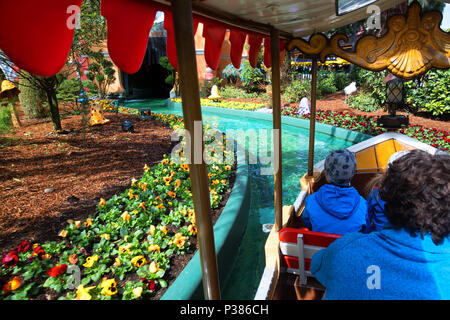 RUST, ALLEMAGNE - 31 mars 2018 - Les clients équitation bateaux dans Europa-Park. Europa-Park est un deuxième plus grand parc resort en Europe. Banque D'Images