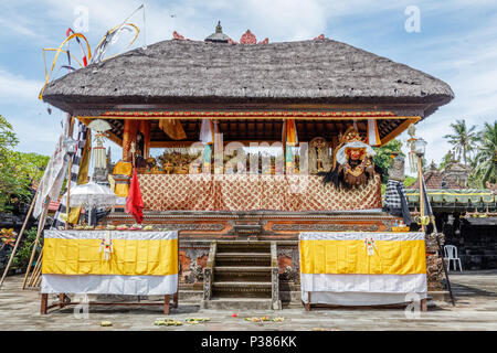 Balle temple décoré pour Melasti, Balibese cérémonie hindoue de purification. L'épargne, et d'autres masques Barong. Bali, Indonésie Banque D'Images