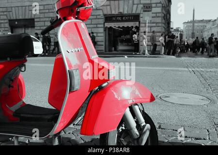 Scooter rouge lumineux sur l'après-midi, juste faire mon œil directement à l'appareil photo pour capturer ce magnifique models Banque D'Images