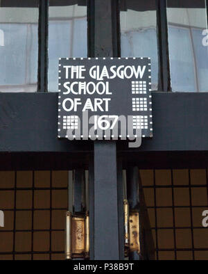 Glasgow School of Art building, aussi connu sous le nom de Mack, montrant le panneau d'entrée emblématique conçu par l'architecte Charles Rennie Mackintosh. Banque D'Images