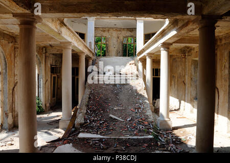 Hôtels à l'abandon et bombardée dans la station de Kupari, près de Dubrovnik en Croatie qui ont été détruits pendant le conflit des Balkans 1991-1992 Banque D'Images