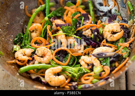 Faire revenir avec les carottes, chou rouge, brocoli, chou frisé, edamame, oignons de printemps, de semences et de langoustines Banque D'Images