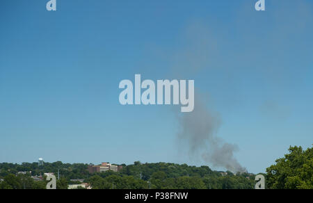 Clubs de fumée bleue passer de l'incendié pyrène détruite par l'incendie Banque D'Images