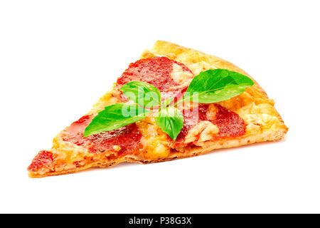 Morceau de pizza au pepperoni, avec des feuilles de basilic sur blanc Banque D'Images