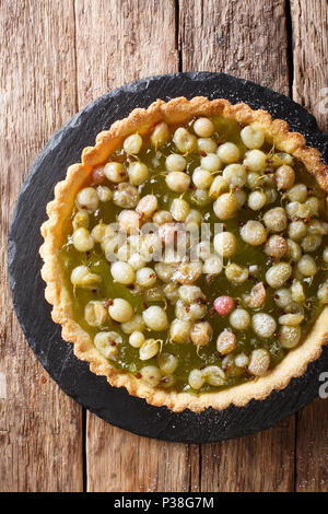 Tarte maison avec confiture de groseille et d'été en gros plan un conseil. vertical haut Vue de dessus Banque D'Images