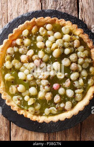 Tarte sucré fait maison d'une farce de baies de groseilles close-up sur la table. vertical haut Vue de dessus Banque D'Images