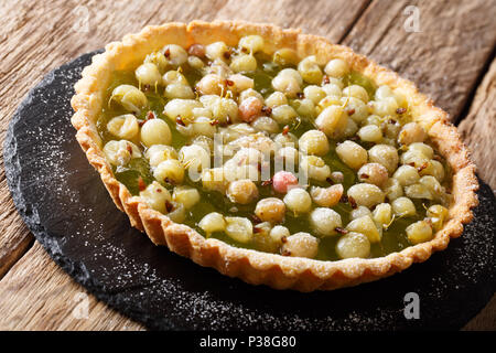 Tarte maison avec confiture de groseille et d'été en gros plan d'une carte sur une table. L'horizontale Banque D'Images